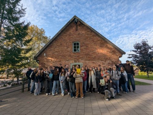 Skolēni pēc orientēšanās spēles Turaidas muzejrezervātā. Pirmās 3 vietas saņēma arī diplomus.